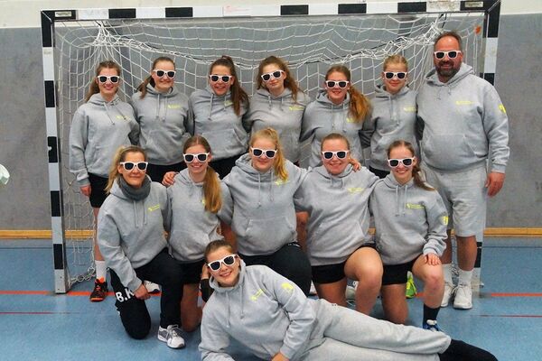 Gruppenfoto der Mädchenmannschaft der SG VfL Wittingen-Stöcken mit neuen Hoodies, gesponsert von der hankensbütteler kunststoffverarbeitung