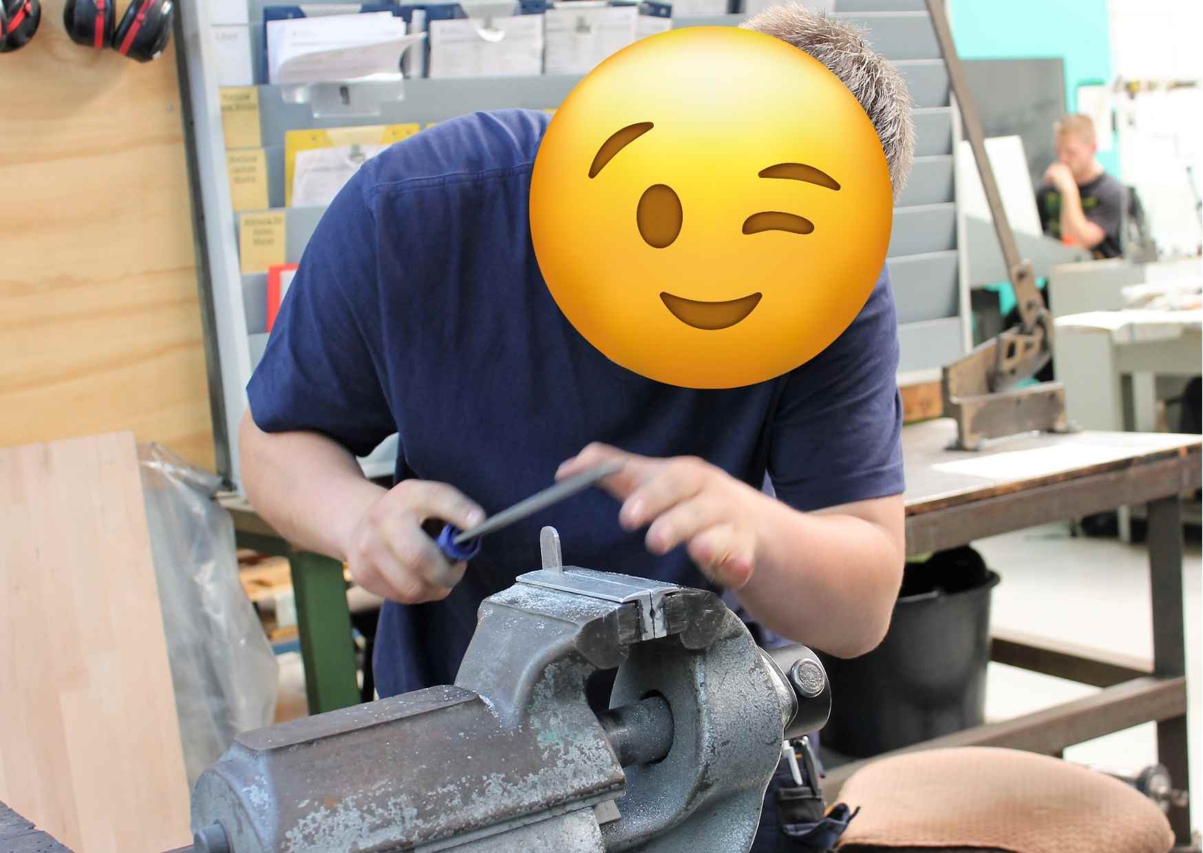 Schüler feilt ein Metallstück im Schraubstock während seines Praktikums in der Werkstatt bei hk in Hankensbüttel.